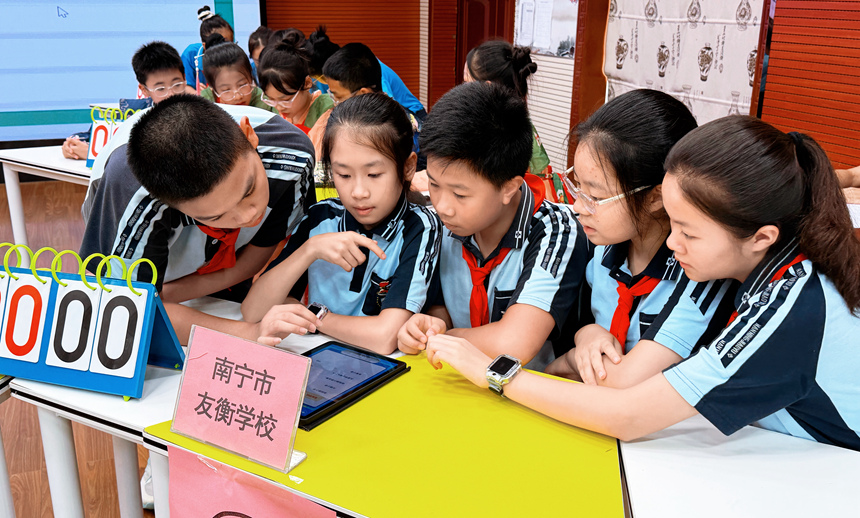 必答題環節，各戰隊選手認真作答。學校供圖