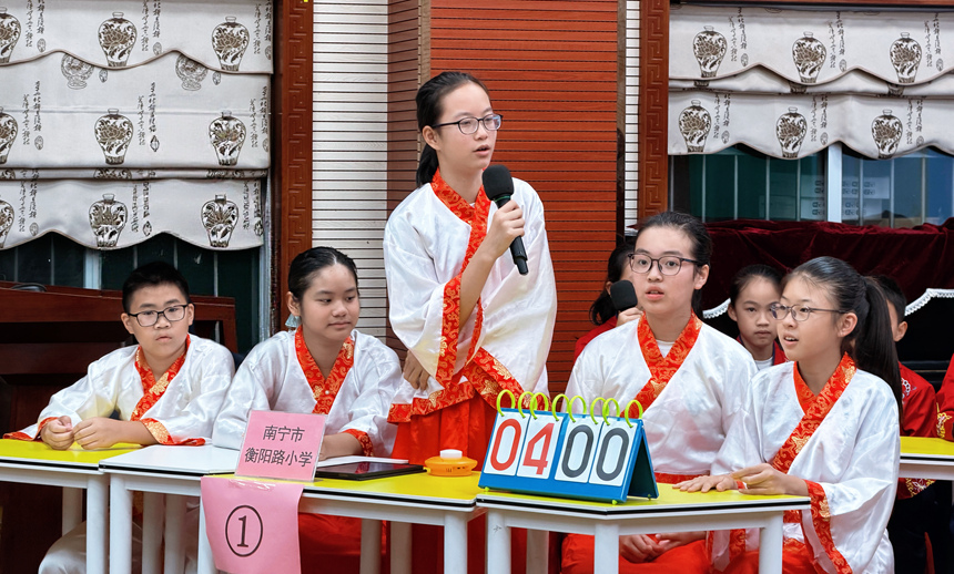 飛花令環節，選手們反應靈敏、出口成詩。學校供圖