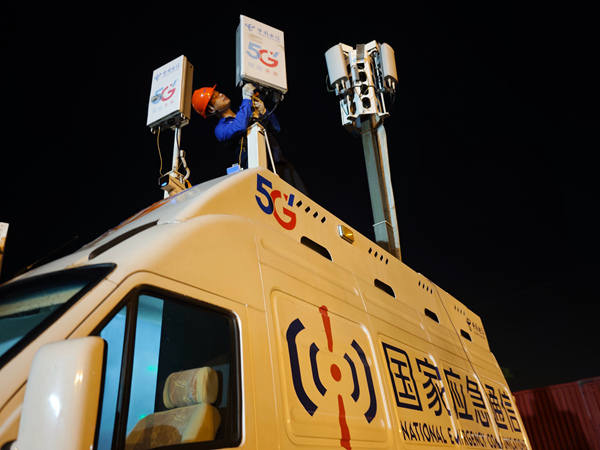 柳州分公司保障人员在开通就应急通信车。广西电信供图