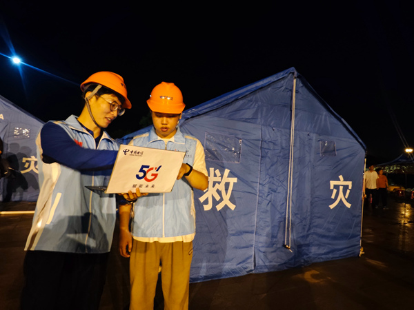 柳州分公司保障人员在受震地区进行网络调测。广西电信供图