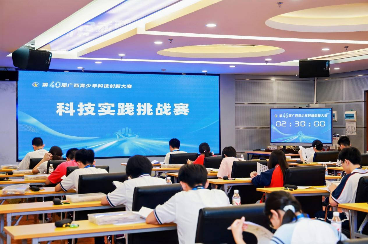 選手在參加科技實踐挑戰賽。寧啟杏攝