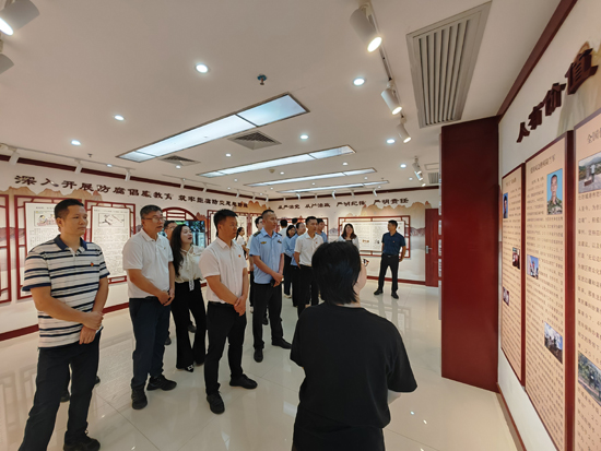 以展廳為課堂，開展沉浸式參觀活動。