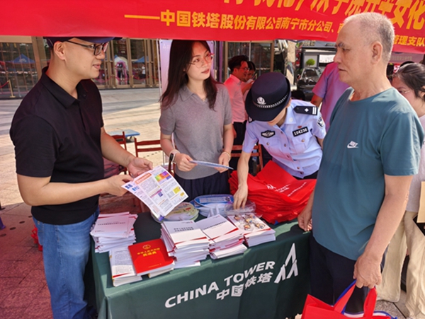 南寧鐵塔工作人員向群眾普及通信基站電磁輻射科學知識。黃一真攝