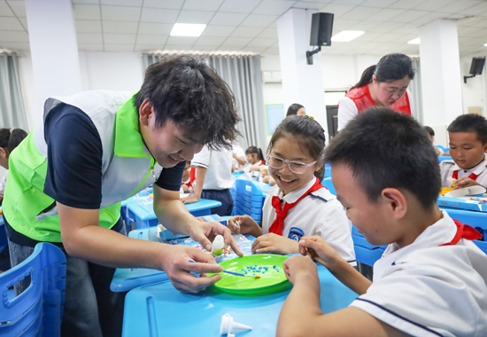 制作貝殼手貼畫。北海職業學院供圖