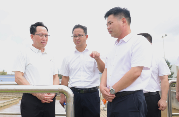 毛任建（左）在大欖坪污水處理廠調研