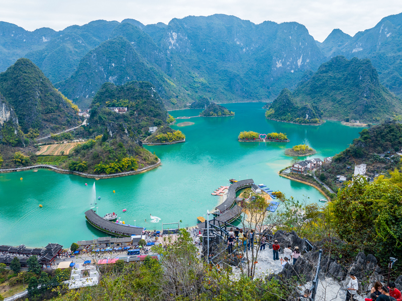 游客在浩坤湖登山打卡。凌云县融媒体中心供图