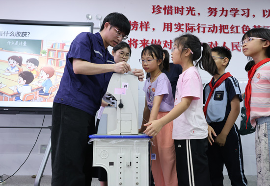 技术人员对学生眼镜镜片度数进行专业精准检测。何正君摄