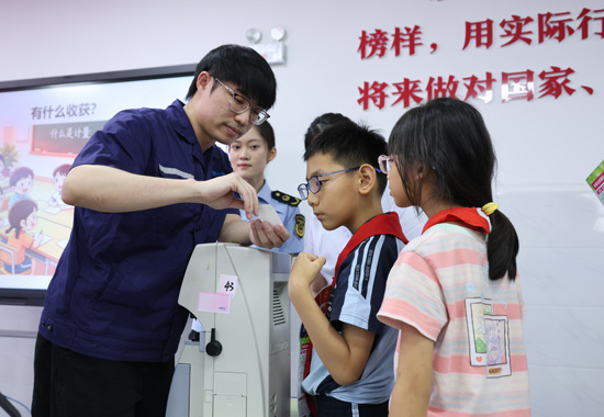 精准检测小学生眼镜镜片度数。何正君摄