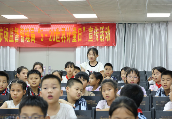 小学生积极抢答问题。何正君摄