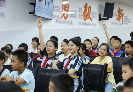 小学生踊跃举手回答问题。何正君摄