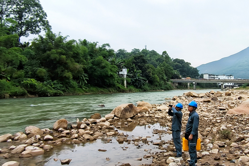 南方電網廣西新電力集團富川供電公司巡維人員加強汛期沿河線路、山體易滑坡隱患點等重點區域專項巡檢排查。 翟德友攝