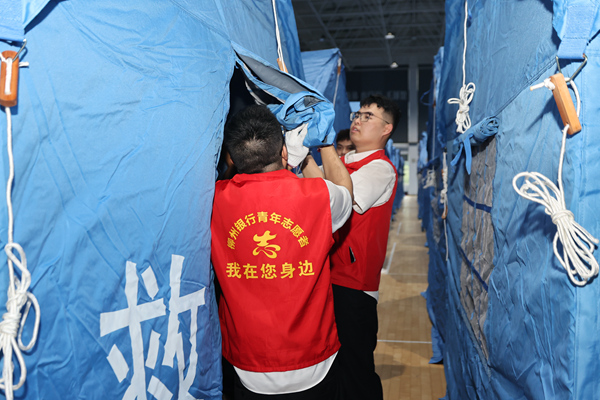 柳州银行青年志愿服务队在救灾安置点支援救灾保障工作。银行供图