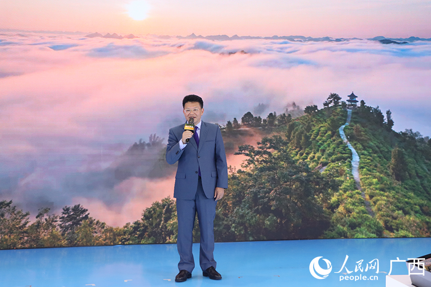 凌云县委书记黄卓远作主题推介。人民网记者 付华周摄
