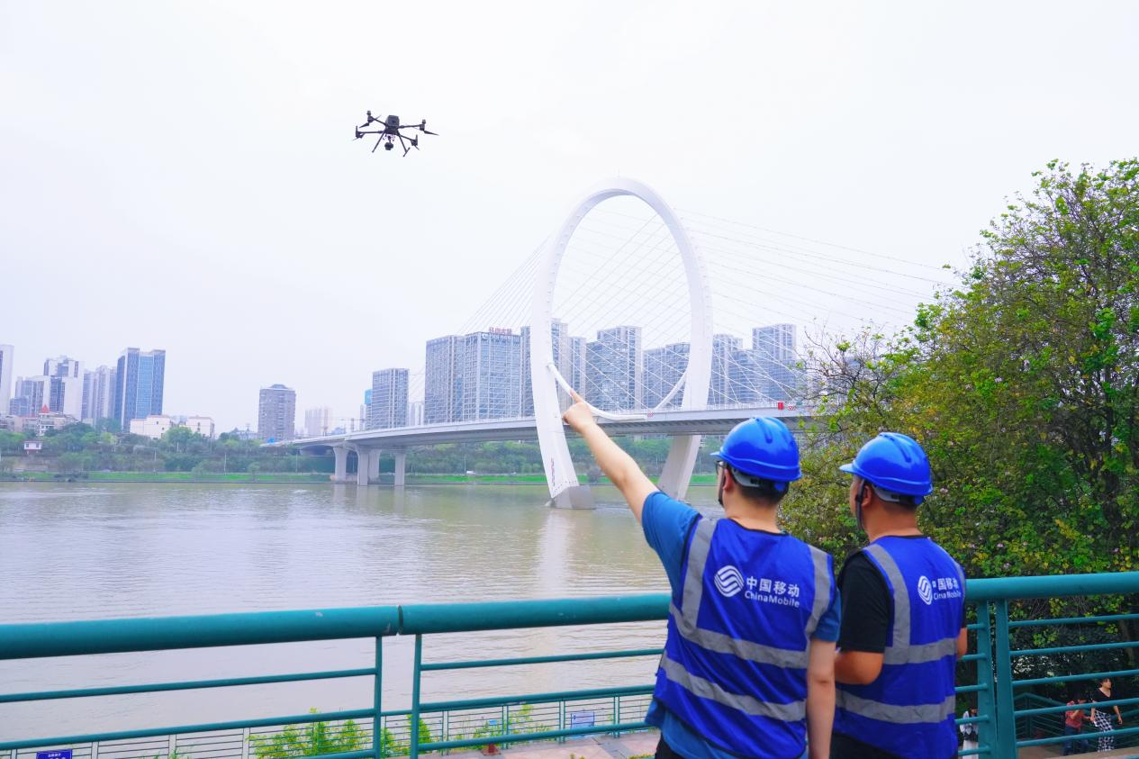 5G無人機沿河監測實時回傳水位變化。劉敏攝