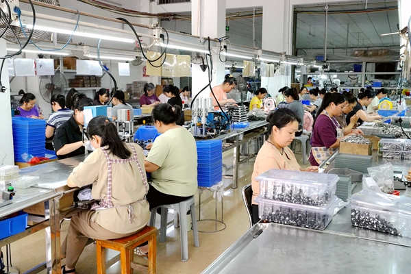 生产车间内工人在各自岗位上工作。卓芊余摄