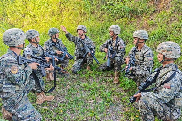 武警官兵正在部署战法。