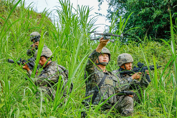 武警官兵利用无人机进行空中侦察。