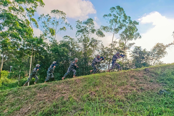 武警官兵对目标实施追击。