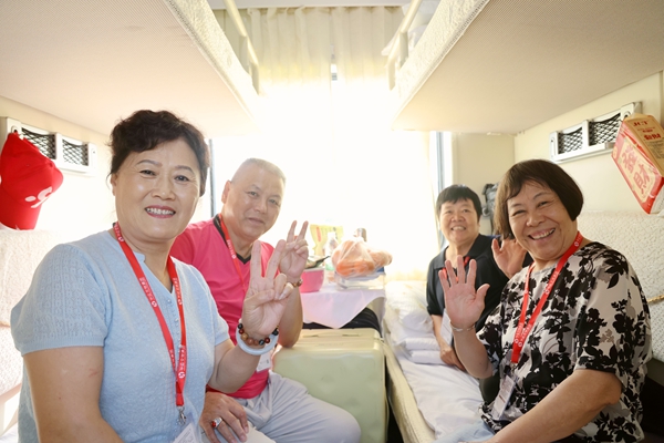 旅客开心踏上旅途。谭媛元摄
