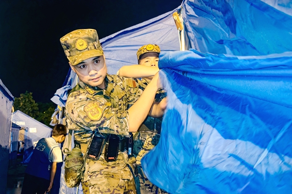 武警官兵连夜搭建应急帐篷。赖治华摄