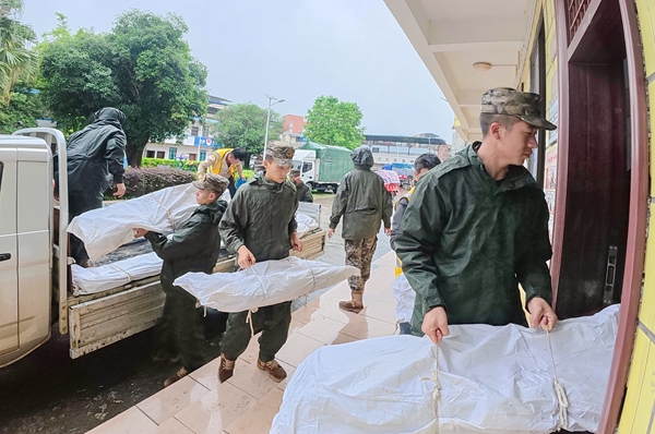武警官兵转运救灾物资。穆万琼摄