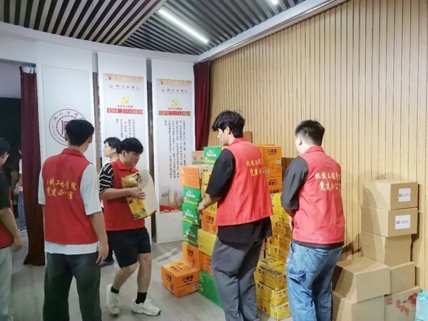 學生黨員志願者開展志願服務。柳州工學院供圖