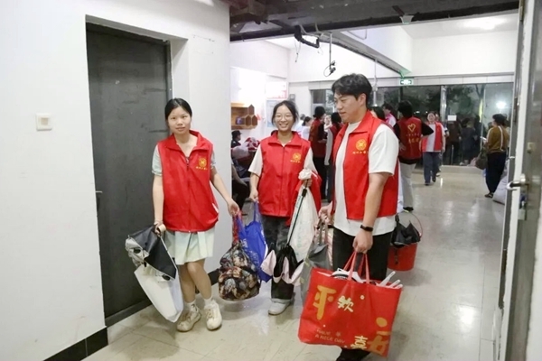 學生黨員志願者開展志願服務。柳州工學院供圖