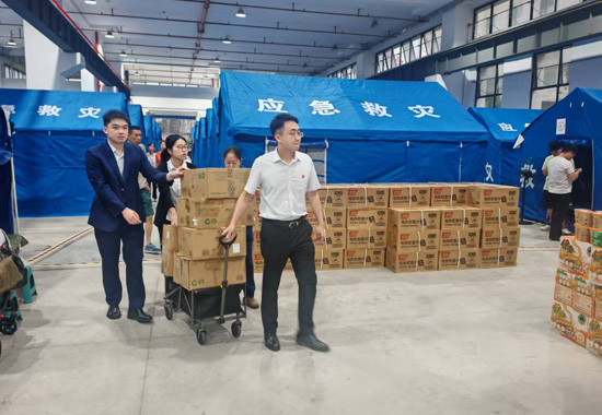 交通银行柳州分行柳南支行党支部到安置点开展志愿服务。交通银行广西区分行供图