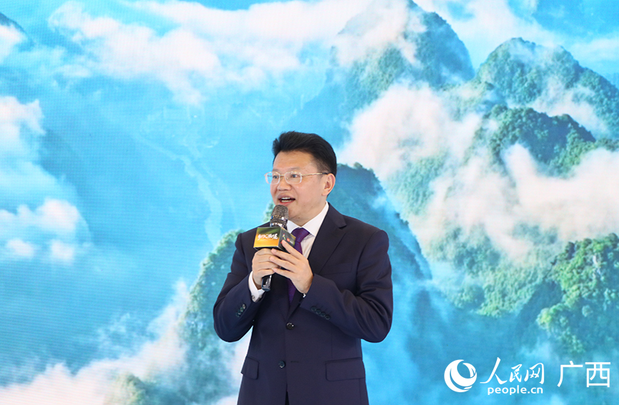 凌云县委书记黄卓远作《山里的凌云，壮志千年城》主题推介。人民网记者 付华周摄