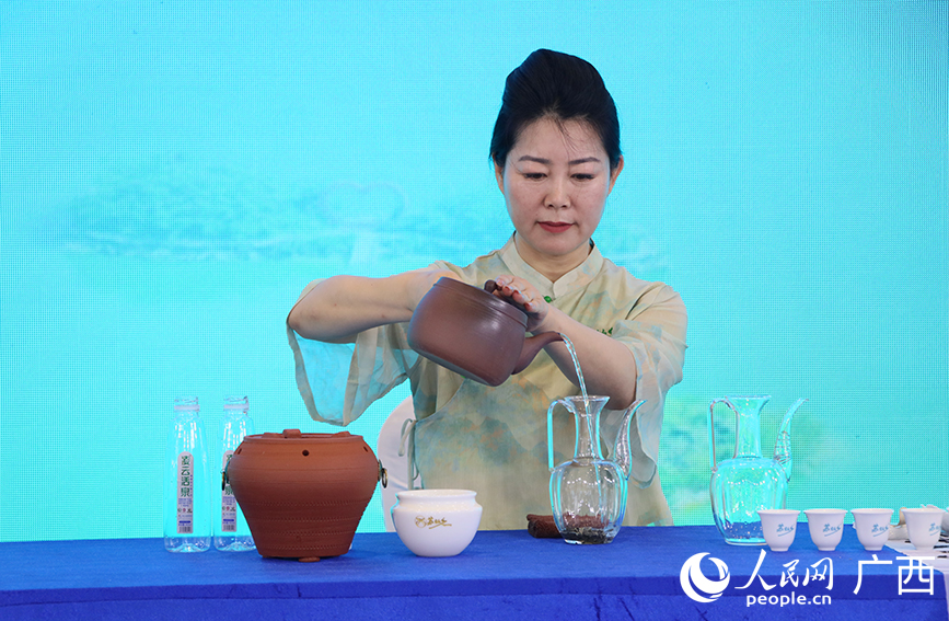 茶艺展示。人民网记者 付华周摄