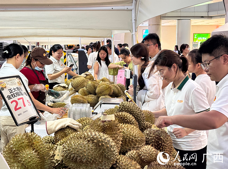 市民挑选榴莲。人民网记者 何宁摄