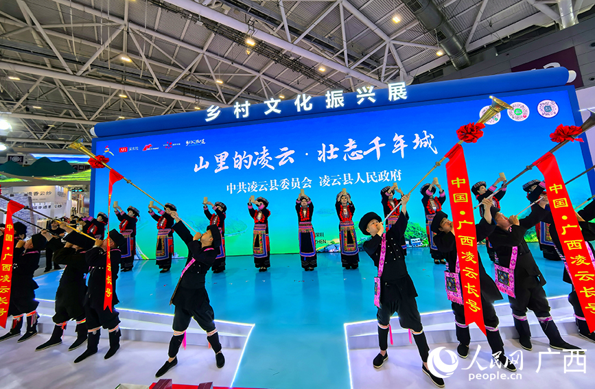 活动现场文艺演出。人民网记者 付华周摄