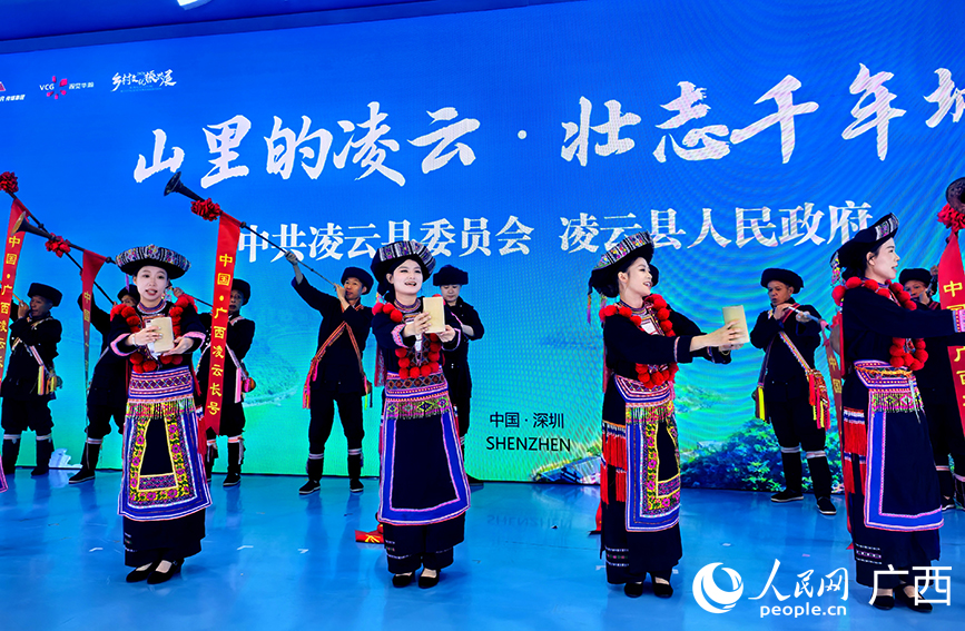 活动现场文艺演出。人民网记者 付华周摄