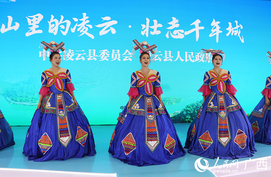 活动现场文艺演出。人民网记者 付华周摄