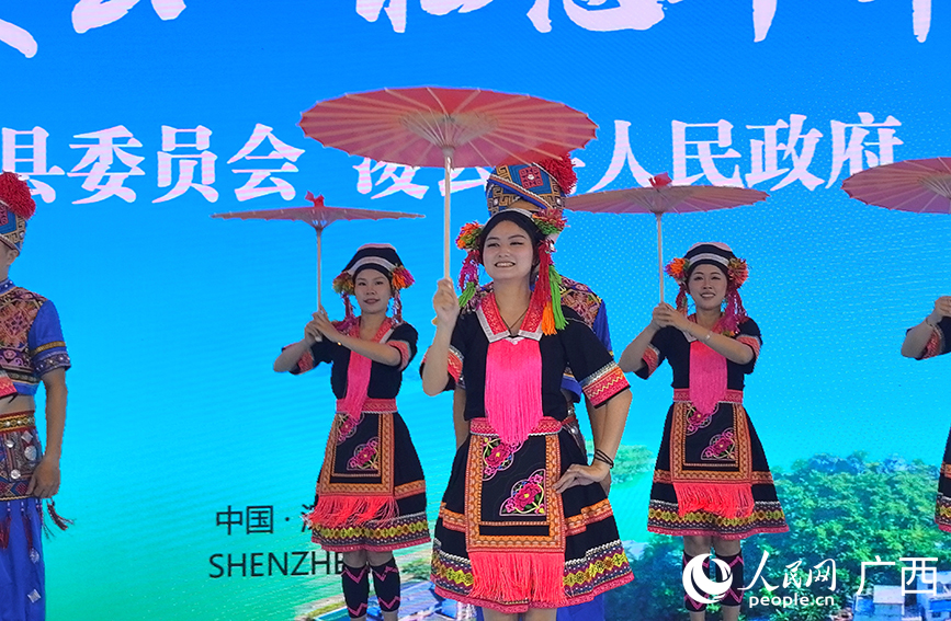 活动现场文艺演出。人民网记者 付华周摄