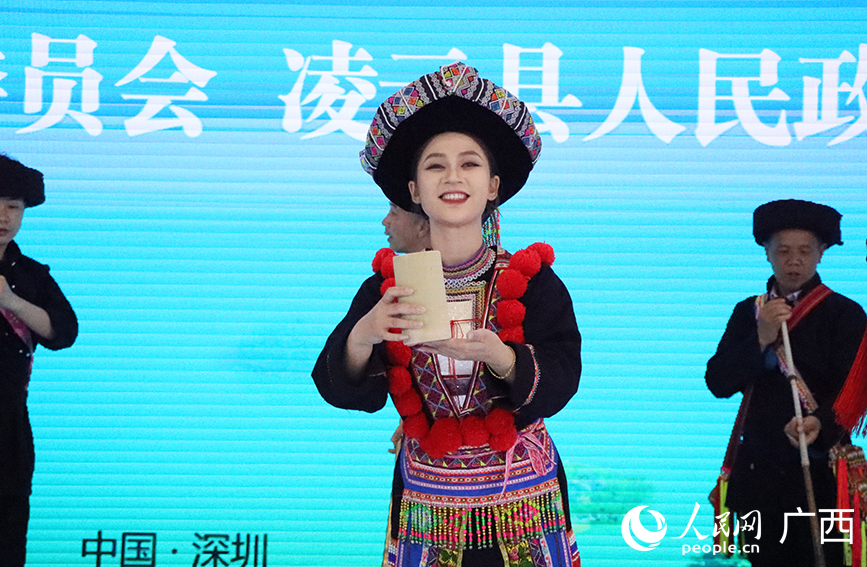 活动现场文艺演出。人民网记者 付华周摄