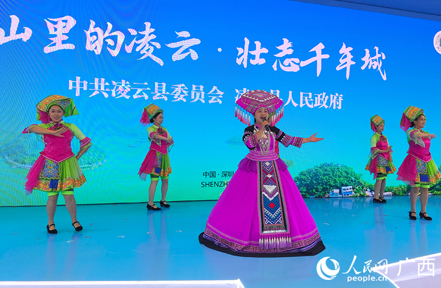活动现场文艺演出。人民网记者 付华周摄
