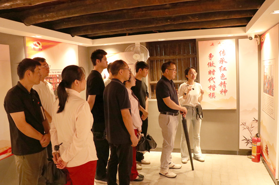 圖為分公司黨員參觀廉政教育館 (2)