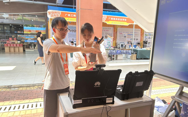 人工智能技術體驗現場。廣西信息職業技術學院供圖