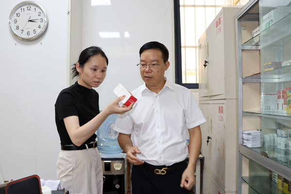 在崇左高中檢查學校衛生室藥品管理使用情況。韋致鋒攝