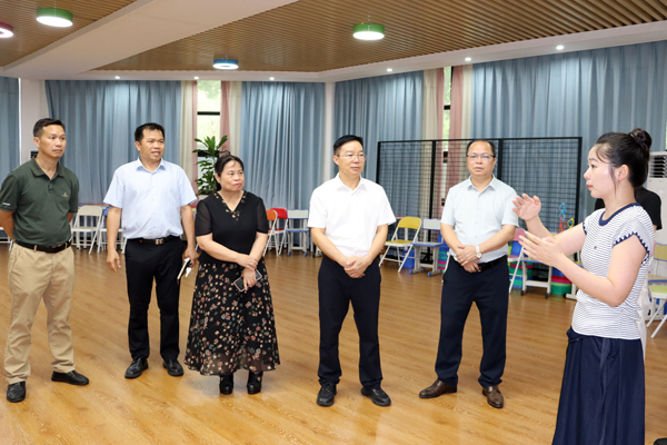 在民師院附中心理健康輔導中心調研。韋致鋒攝