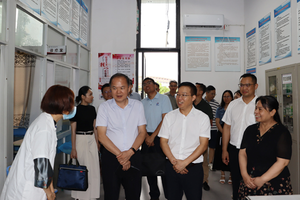 在廣西大學附屬中學校學校衛生室調研。韋致鋒攝