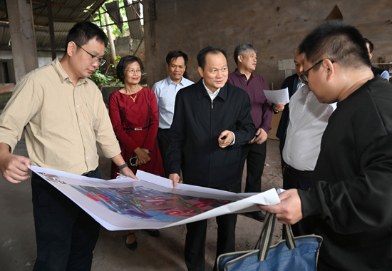 2025年10月30日，市人大常委会到钦州市坭兴工艺厂开展代表建议重点督办暨市人大代表小组调研视察活动。谭乃豪摄