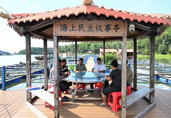 人大代表在海上民主议事亭与渔民座谈交流收集意见建议。谭乃豪摄