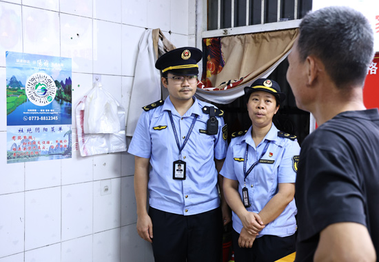 縣市場監管局執法人員向商家開展法律法規和誠信經營等宣傳。