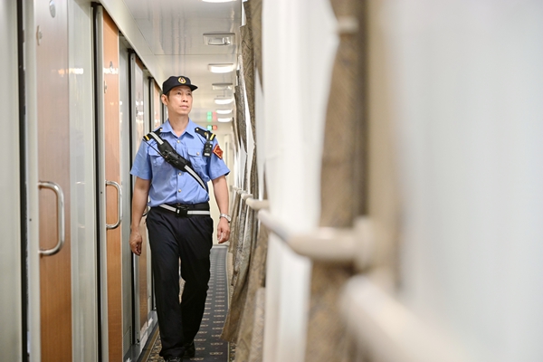 车辆乘务长对中越国际联运旅客列车进行车厢巡视作业。廖炳达摄