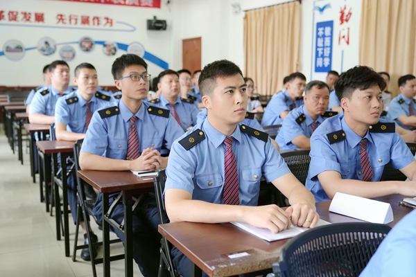 国际列车乘务员学习客运规章业务。曹烁摄