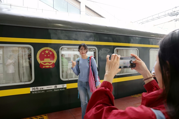 旅客与列车合影。宋依洁摄
