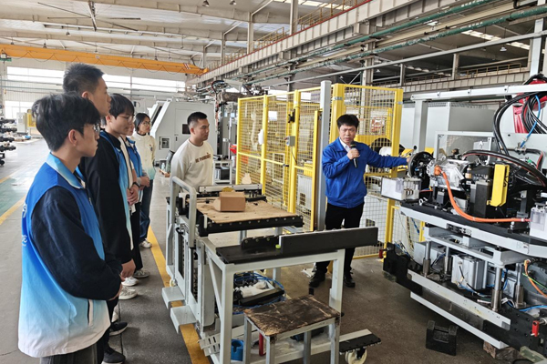 在柳州五菱新能源汽車車間，為師生帶來一堂沉浸式“車間思政課”。廣西交職院供圖