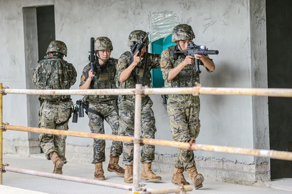 武警官兵進行搜索。馬振攝